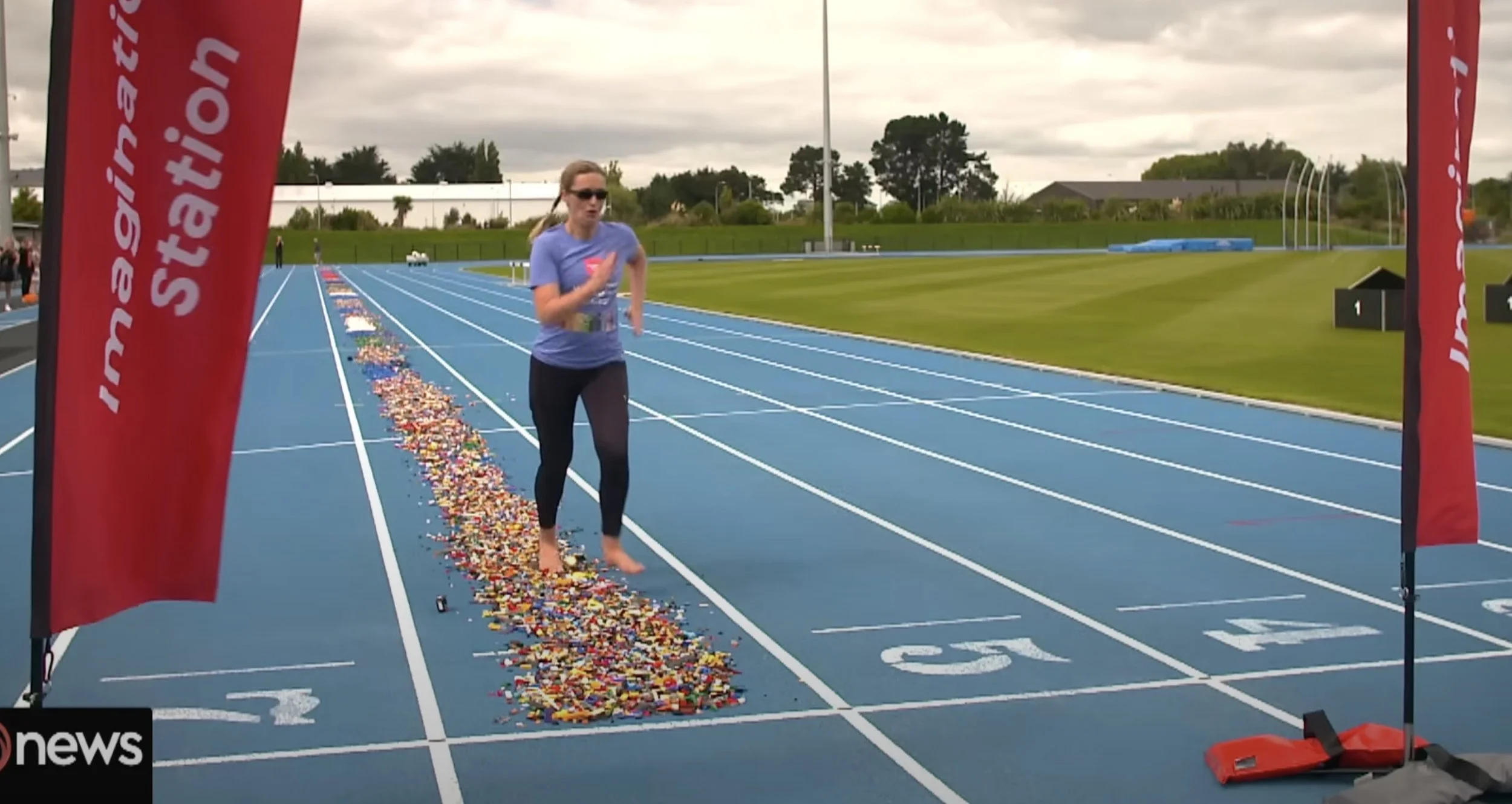 The New Zealand woman establishes a world record of Guinness for the fastest 100 -meter barefoot sprints on Lego bricks